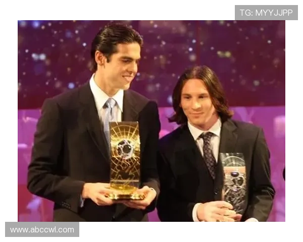 足球明星卡卡现身活动现场引发粉丝热烈追捧与媒体关注 足球明星卡卡现身活动现场引发粉丝热烈追捧与媒体关注