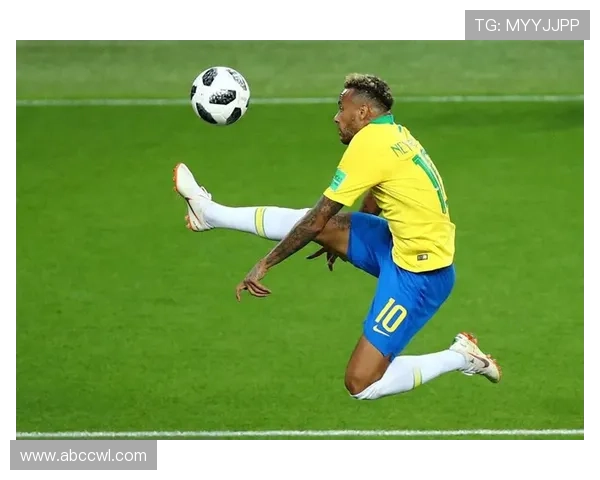 足球明星卡挂件正版收藏品带你感受足球魅力与激情的完美结合