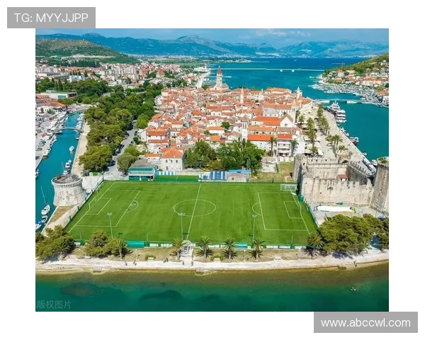 足球巨星携妻子畅游海岛度假享受甜蜜时光尽显恩爱风采 足球巨星携妻子畅游海岛度假享受甜蜜时光尽显恩爱风采