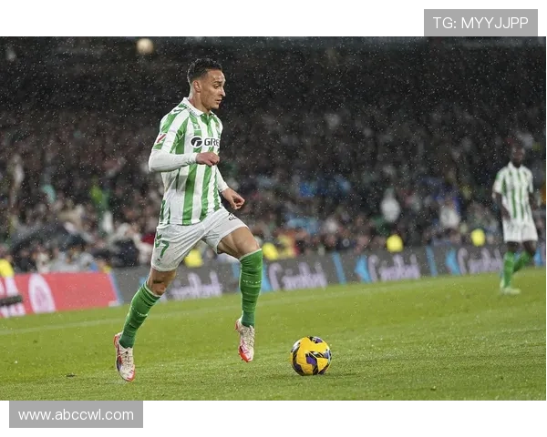 足球明星在豪华游艇上踢球的精彩瞬间视频分享