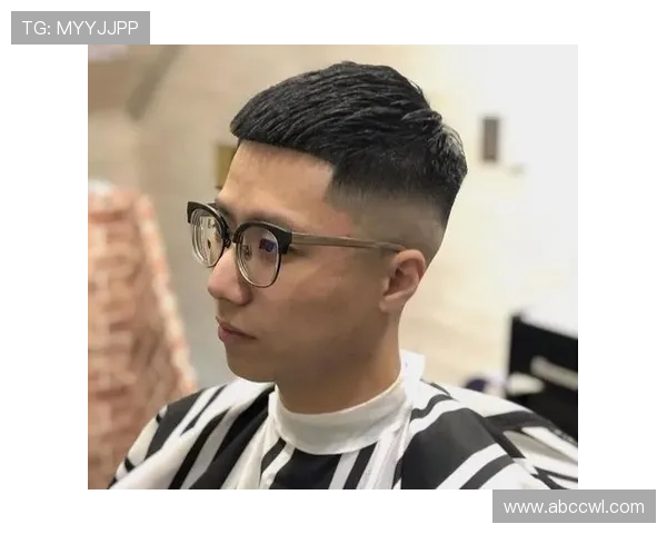 足球明星蓝白发型引领潮流风尚展现个性魅力与运动精神的完美结合 足球明星蓝白发型引领潮流风尚展现个性魅力与运动精神的完美结合